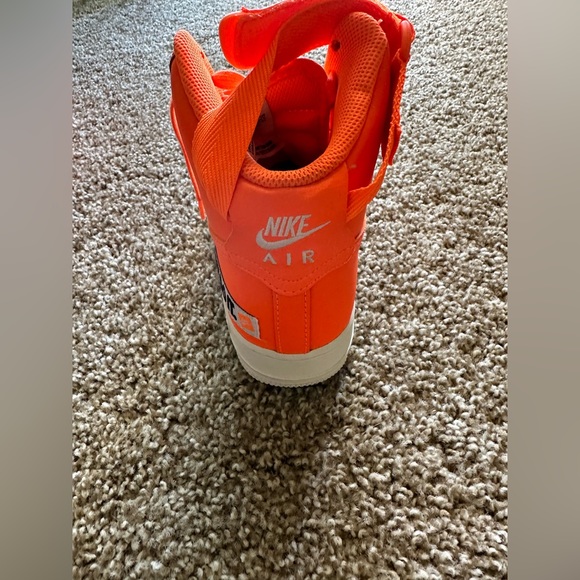 Neon orange NIKE AIR FORCE 1 HIGH LV8 (GS) "JUST DO IT" size 8 - Picture 4 of 16